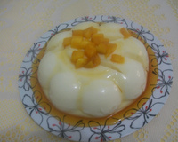 Manjar de coco com calda de pêssegos