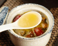 Os chefs concordam: "Para dar mais sabor ao caldo de galinha, o segredo é dourar o frango e os legumes no forno primeiro."