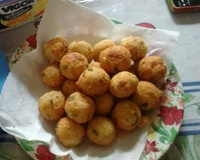 Bolinho de arroz com queijo recheado com requeijão e mussarela