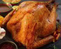 Peru de Natal assado simples na mesa com acompanhamentos