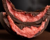 Ovo de Páscoa recheado de morango partido ao meio