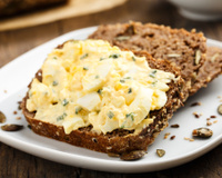 Estou viciada nessa pastinha cremosa de ovo cozido no café da manhã: é fácil de fazer e fica deliciosa em uma torrada crocante