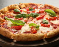 Luciano Ufer, pizzaiolo: “Para que a pizza caseira fique boa, é preciso preparar a massa com antecedência e deixá-la fermentar no frio por horas.”