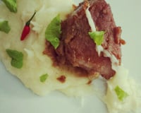 Bife de Pernil Grelhado ao Alho com Purê de Mandioca