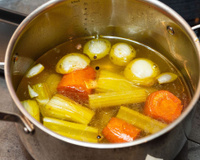 Como fazer um bom caldo de legumes? Para que ele fique rico e saboroso você precisa tostar os ingredientes antes de levar para a panela