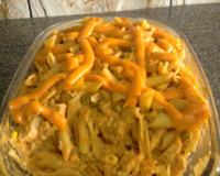 Penne com tirinhas de calabresa defumada ao molho branco e vermelho