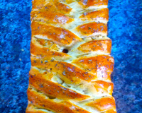 Pão recheado com queijo, presunto, tomate e orégano