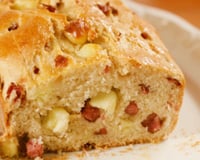 Sobrou arroz na geladeira? Esta receita transforma o ingrediente em um pão fofinho recheado com calabresa e queijo coalho