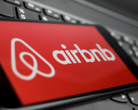 O sistema do Airbnb “está quebrado”. O CEO da plataforma admite estar em crise e pede aos anfitriões que baixem os preços