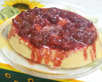 Brigadeirão de chocolate branco com calda de morango