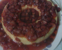 Brigadeirão de chocolate branco com calda de morango