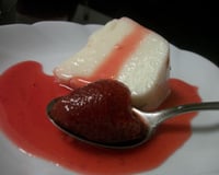 Manjar com calda de morango