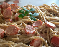 Macarrão com salsicha e creme de leite