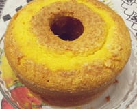 Bolo de farinha de milho no liquidificador servido em prato
