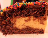 Bolo de chocolate com mousse de maracujá e cobertura de chocolate