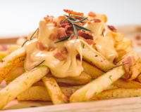 Batata frita com queijo e bacon