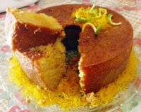 Pão-de-ló de fubá com calda de laranja