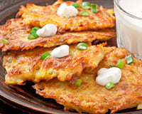 Esqueça a farinha: um único ingrediente deixa as panquecas de batata crocantes e sem precisar de mais óleo