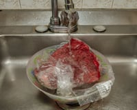 Eu fiz errado a vida inteira e não sabia: o jeito certo de descongelar carne em minutos sem perder a suculência