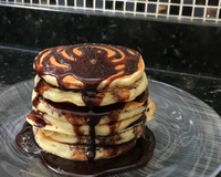 Panqueca americana com calda de chocolate