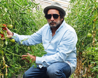Ele se formou em Direito, trabalhou como modelo e produtor de eventos, até descobrir na fazenda sua verdadeira paixão: “Rei dos Tomates”