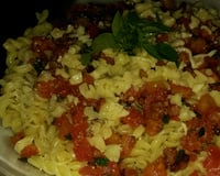 Macarronada ao molho de tomate, bacon e manjericão