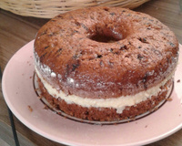 Pão de mel recheado no tamanho de bolo