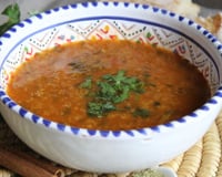 Caldo de carne moída com mandioca e cheiro-verde