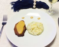 Filé mignon ao molho de mostarda com risoto de alho-poró