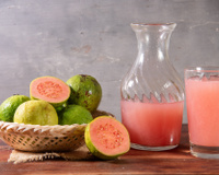 Engula saúde com o suco de goiaba: bebida com a fruta melhora a pele, os níveis de açúcar e muito mais!