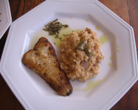 Risoto de camarão acompanhado de filé de merluza fácil