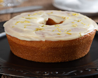 Essa cobertura de limão de 3 ingredientes é cremosa, prática de fazer, e combina com vários sabores de bolo