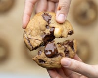 Meu filho é apaixonado por essa receita de cookies de gotas de chocolate, e aqui estão os truques que aprendi fazendo