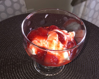 Flan de iogurte com calda de morango