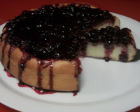 Torta de ricota com calda de frutas vermelhas