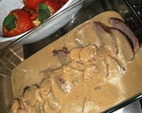 Filé mignon ao molho gorgonzola e tomates recheados