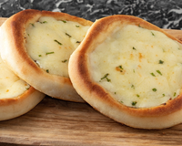 Essa esfiha de queijo que faço em casa fica melhor que muita versão de fast food