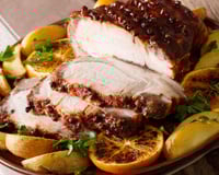 Tender natalino assado e fatiado com batata, laranja e ervas