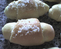 Pão de cebola em formato de croissant