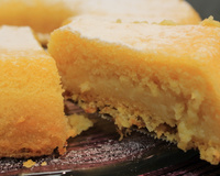 Bolo de fubá com parmesão levemente cremoso (sem farinha de trigo)