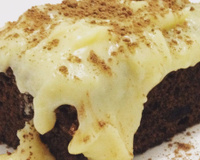 Coloquei biscoito na massa de bolo e fiz um bolo de Oreo, com direito a cobertura de leite em pó, e ficou uma delícia!