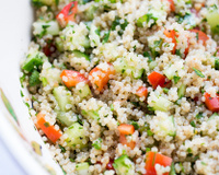 Salada de quinoa: receita leve e fácil de fazer