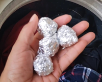 Por que tanta gente está colocando uma bola de papel-alumínio na máquina de lavar? Descubra se o truque realmente funciona