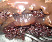 Bolo de chocolate recheado aerado e super molhadinho