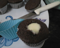 Cupcake de chocolate com recheio de beijinho