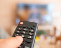 Perde o controle remoto da TV toda hora? Pouca gente sabe esse truque para encontrá-lo em segundos