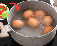 Use esse ingrediente simples na água para cozinhar os ovos e veja como será fácil tirar a casca!