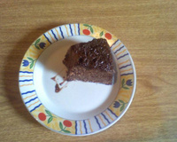 Bolo de chocolate de microondas com calda de falso brigadeiro