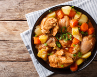 Desde que experimentei esse ensopado de frango, nunca mais comi de outro jeito: fica pronto em 15 minutos e tem sabor de comida da vovó