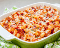 Macarrão com queijo e presunto ao forno